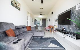 Meritus Suites - 8Pax